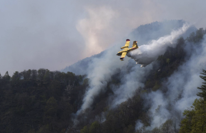 Canadair in azione sopra Varallo: dopo 24 ore l'incendio si avvicina alle case