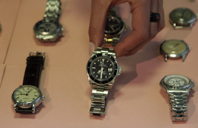 Arraffa l'orologio e scappa