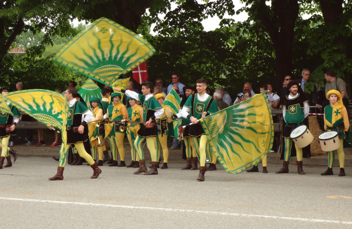 Messa in diretta su Rai1, mercatino, sbandieratori per la Giornata nazionale del Ringraziamento