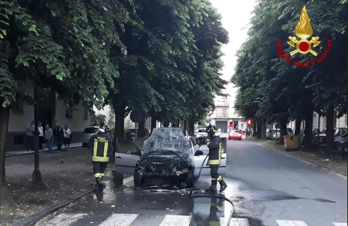 Riesce a fugge dall'auto in fiamme