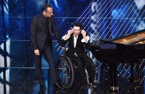 Ezio Bosso ha conquistato l'Ariston Ezio Bosso ha conquistato l'Ariston