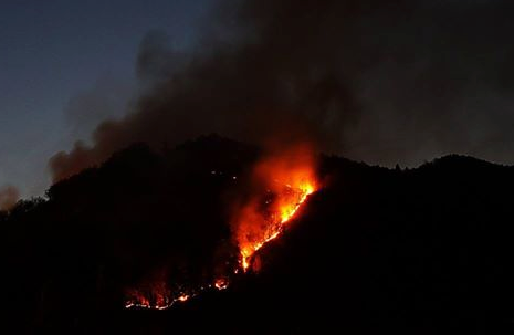 E' caccia alla persona che ha innescato il rogo di Varallo