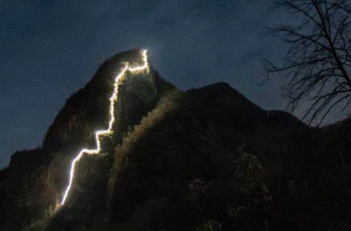 Una suggestiva immagina della Ferrata Falconera illuminata