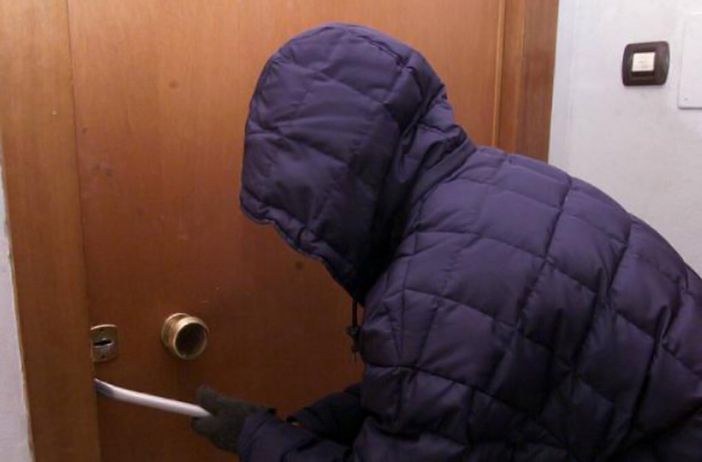 In manette due ladre "acrobate" In manette due ladre "acrobate"