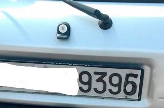Modifica la targa dell'auto con il nastro adesivo