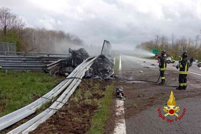 Ferrari in fiamme dopo incidente ad Alice Castello: due morti carbonizzati - foto Ferrari in fiamme dopo incidente ad Alice Castello: due morti carbonizzati - foto