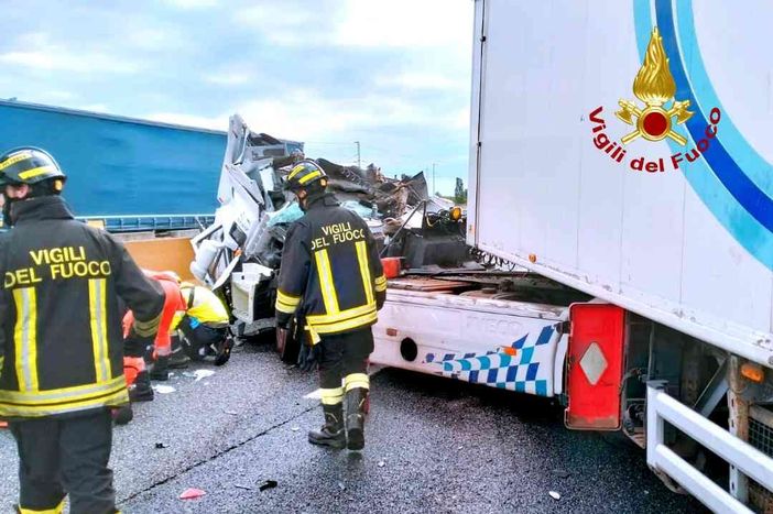 Scontro tra due tir, un ferito grave e autostrada chiusa