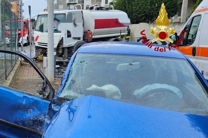 Incidente con un autocarro, due persone in ospedale Incidente con un autocarro, due persone in ospedale