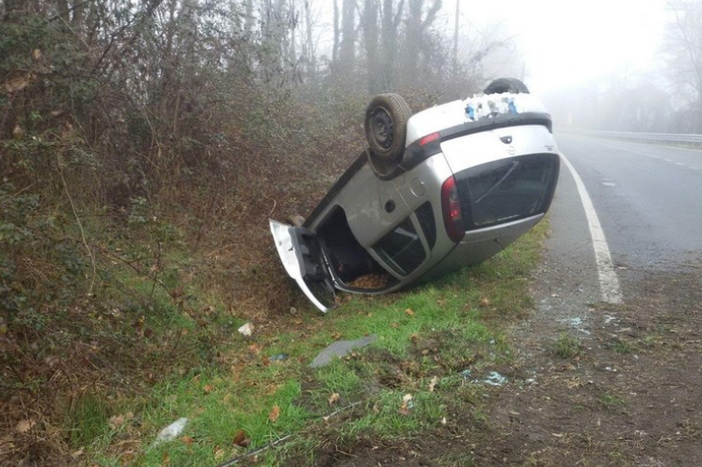 Perde il controllo dell'auto e si ribalta in un fosso