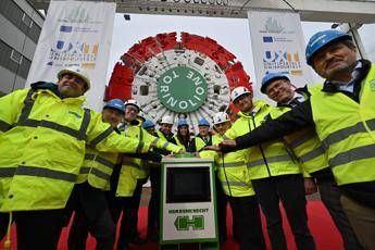 Torino-Lione: svelata la prima talpa per lo scavo del tunnel base in Italia Torino-Lione: svelata la prima talpa per lo scavo del tunnel base in Italia