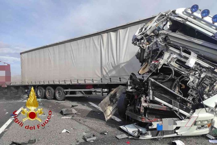 Incidente tra mezzi pesanti sulla Torino - Milano Incidente tra mezzi pesanti sulla Torino - Milano