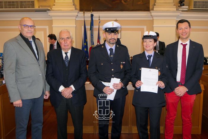 Mobilitano Vercelli per ritrovare una ragazza autistica scomparsa: encomio a due agenti della Polizia locale Mobilitano Vercelli per ritrovare una ragazza autistica scomparsa: encomio a due agenti della Polizia locale