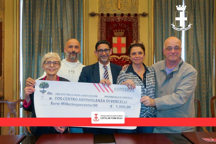 "Una vita tra le mani”: dal concerto al Civico 1500 euro per il centro antiviolenza Eos "Una vita tra le mani”: dal concerto al Civico 1500 euro per il centro antiviolenza Eos