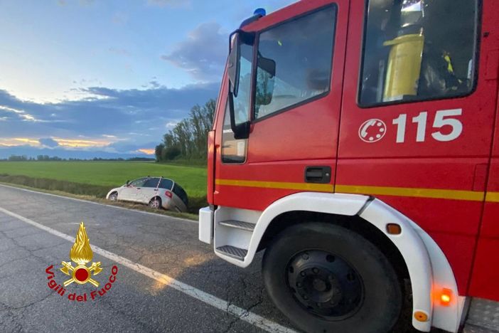 Durante il temporale finisce fuori strada con l'auto
