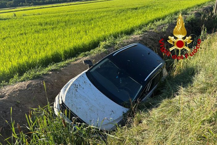 Incastrato nell'auto finita nel canale Incastrato nell'auto finita nel canale