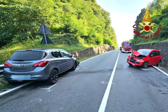 Frontale tra due auto: 4 persone coinvolte