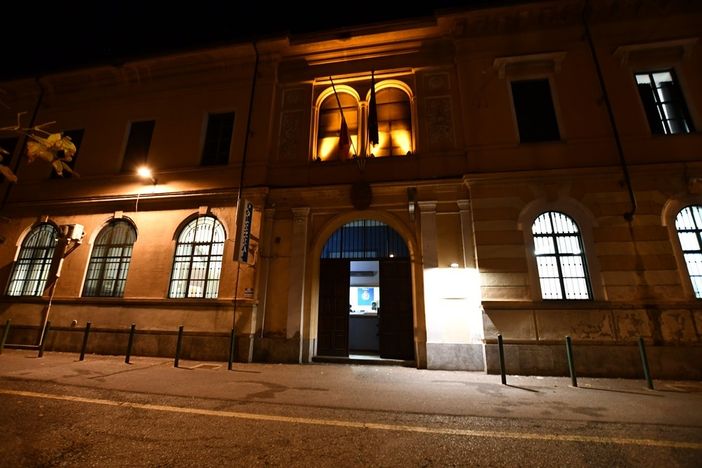 Orange the world: la Questura illuminata di arancione contro la violenza sulle donne