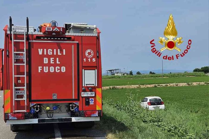 Auto finisce in risaia, ferita la conducente Auto finisce in risaia, ferita la conducente