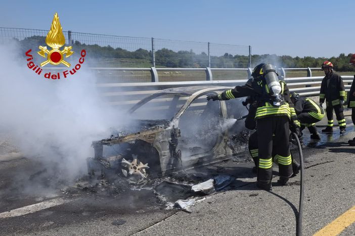 Auto in fiamme sulla A5 Auto in fiamme sulla A5