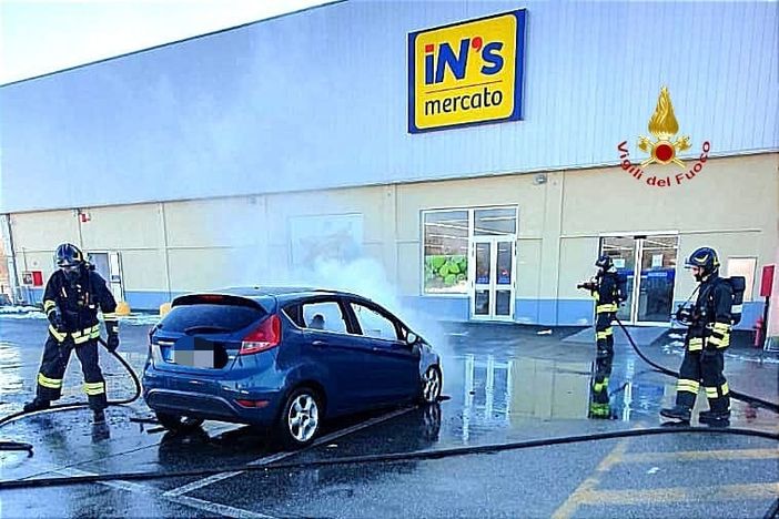 Auto in fiamme nel parcheggio, evacuato anche il supermercato