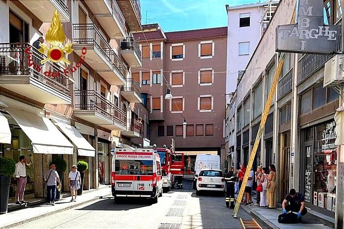 Soccorso in casa: Vigili del Fuoco al lavoro in via Nigra - video