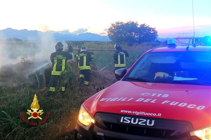 Fieno a fuoco a poca distanza dall'autostrada Fieno a fuoco a poca distanza dall'autostrada