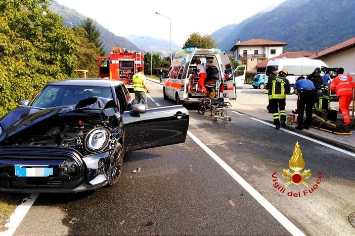 Violento scontro tra un'auto e un furgone: due feriti