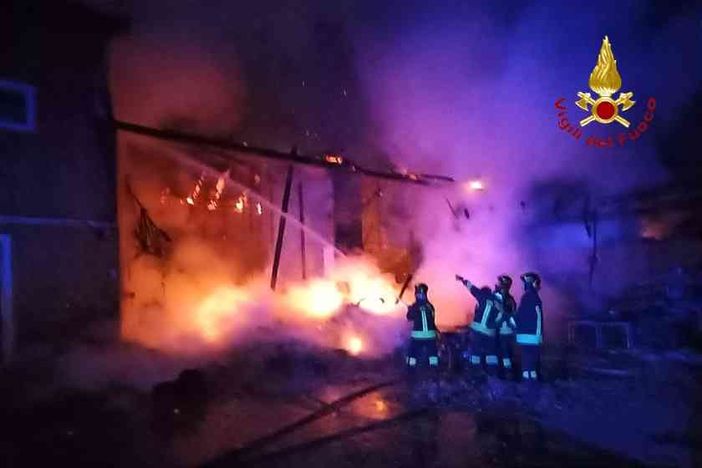 Cascina in fiamme a Borgo d'Ale
