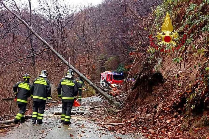 La pioggia causa i primi danni: smottamento nei pressi di Valduggia