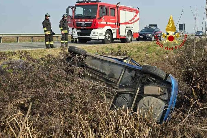 Auto nel canale: per estrarre la conducente intervengono i Vigili del Fuoco