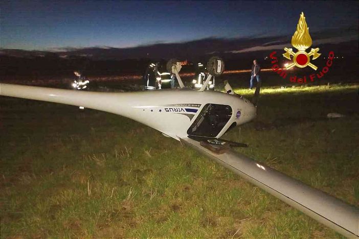 Trino, ultraleggero con due persone a bordo  si ribalta in un campo