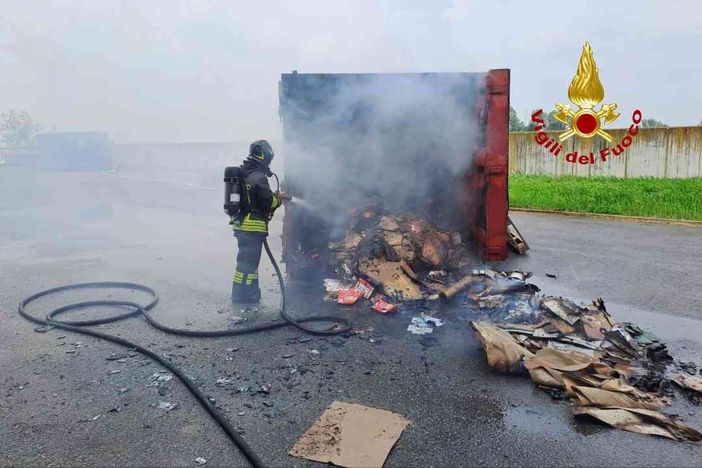 In fiamme un compattatore di rifiuti