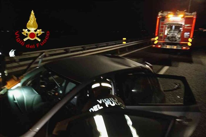 Una vittima nello schianto tra un'auto e un mezzo pesante Una vittima nello schianto tra un'auto e un mezzo pesante