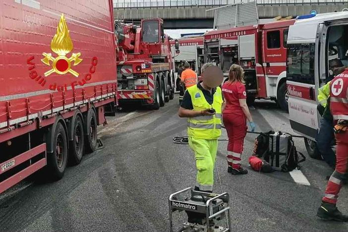 Scontro tra tre mezzi pesanti: autisti feriti e autostrada chiusa in direzione Milano Scontro tra tre mezzi pesanti: autisti feriti e autostrada chiusa in direzione Milano