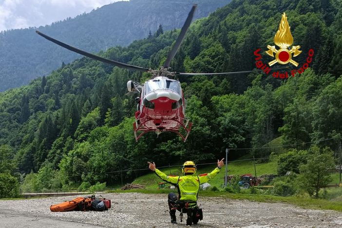 Maltempo in Valsesia, 13 escursionisti evacuati con il Drago dei Vigili del Fuoco Maltempo in Valsesia, 13 escursionisti evacuati con il Drago dei Vigili del Fuoco