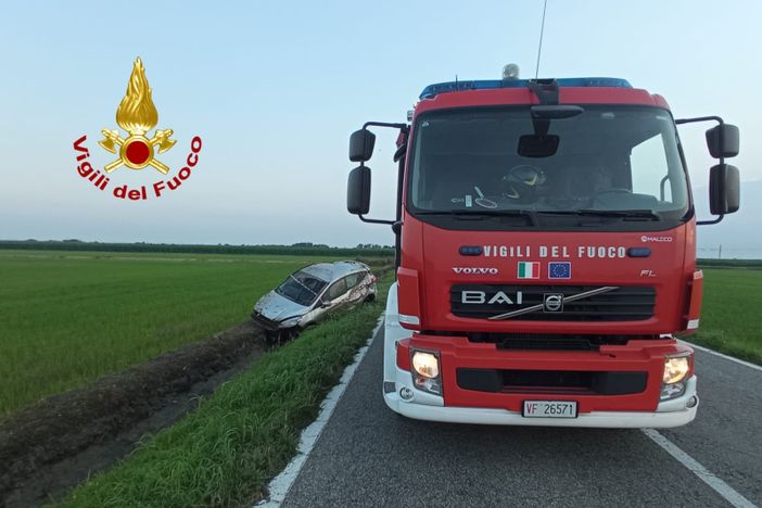 Auto fuori strada, ferita la conducente
