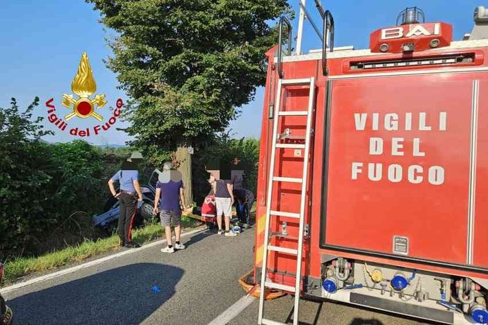 Quattro feriti incastrati nell'auto finita fuori strada Quattro feriti incastrati nell'auto finita fuori strada