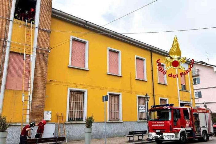 Dallo stabile in disuso precipitano vetri sulle auto in sosta Dallo stabile in disuso precipitano vetri sulle auto in sosta