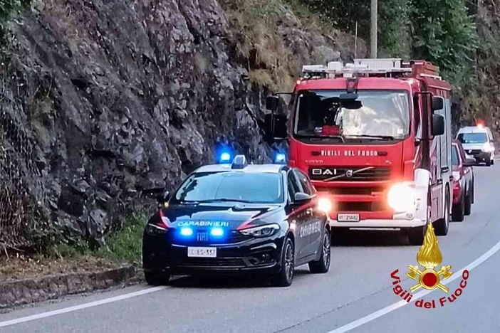 Massi sulla provinciale, danneggiata un'auto in transito Massi sulla provinciale, danneggiata un'auto in transito
