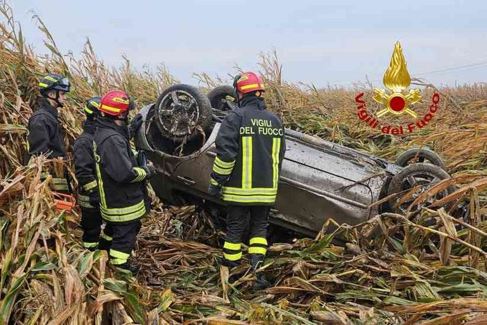 Fuori strada con l'auto, conducente in ospedale Fuori strada con l'auto, conducente in ospedale