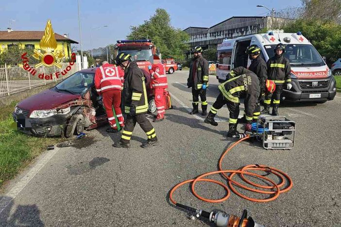 Incidente a Santhià, una persona incastrata tra le lamiere Incidente a Santhià, una persona incastrata tra le lamiere