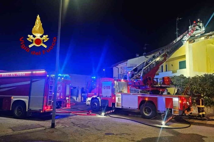 A fuoco il tetto di una casa A fuoco il tetto di una casa
