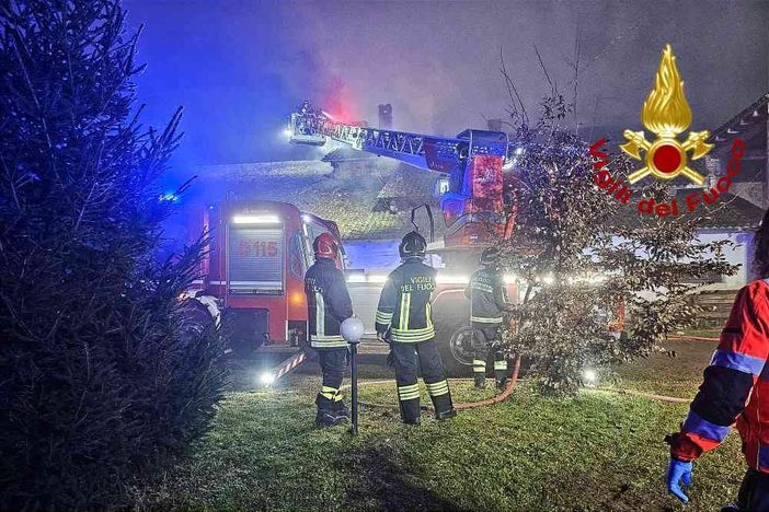Caresana, incendio durante una festa alla Tenuta Castelletto, crolla il tetto