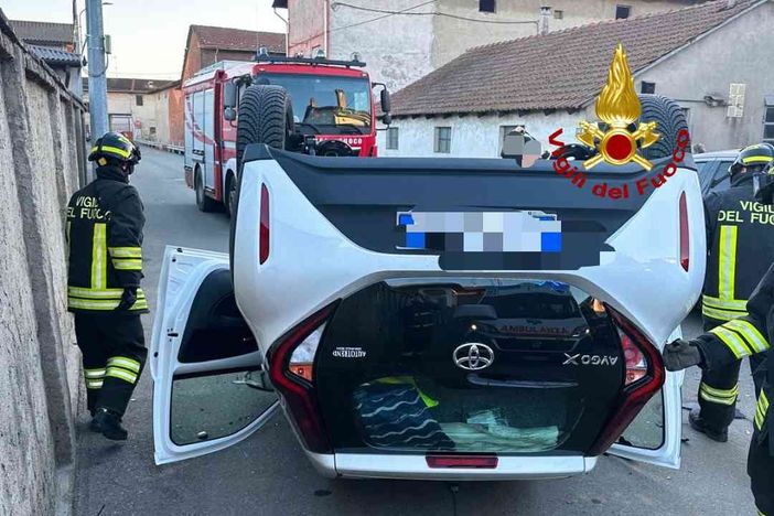 Arborio: auto capotta tra le vie del paese Arborio: auto capotta tra le vie del paese