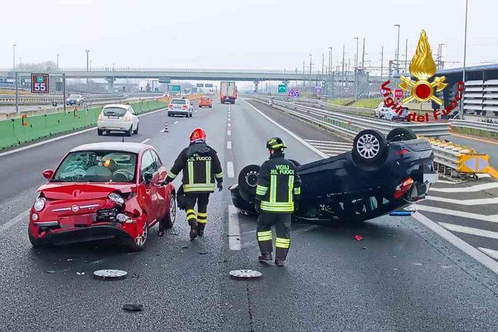 Incidente tra Balocco e Greggio: si ribalta una delle auto Incidente tra Balocco e Greggio: si ribalta una delle auto