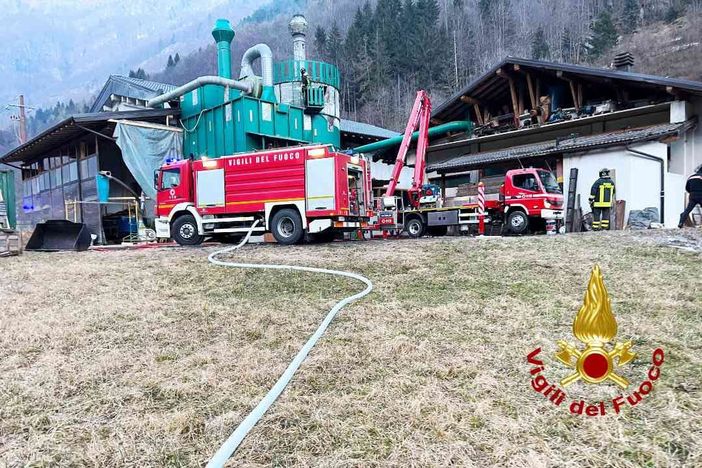A fuoco un silos per la raccolta degli scarti di legname A fuoco un silos per la raccolta degli scarti di legname