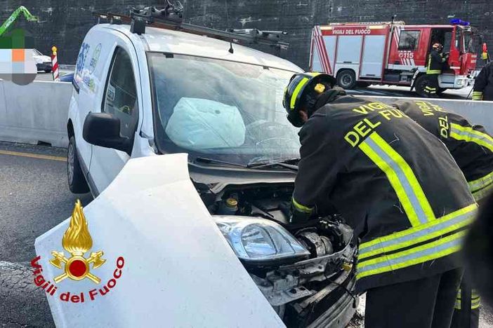 Incidente in autostrada: auto distrutta, conducente ferito Incidente in autostrada: auto distrutta, conducente ferito