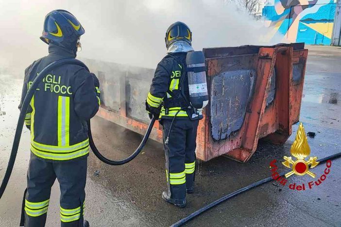 A fuoco un container di rifiuti elettrici - foto