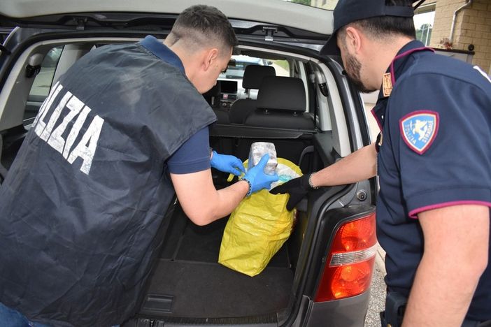 Fermato in autostrada con 18 chili di hashish