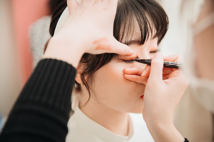 Applicare l’eyeliner per risaltare la forma dell’occhio Applicare l’eyeliner per risaltare la forma dell’occhio